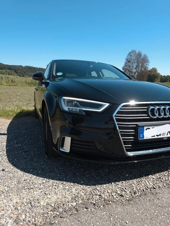 Schwarz Gebraucht 2018 Audi A3 Sportback Ambiente Kleinwagen | 21.200 € (Fairer Preis) - Bild 1/4