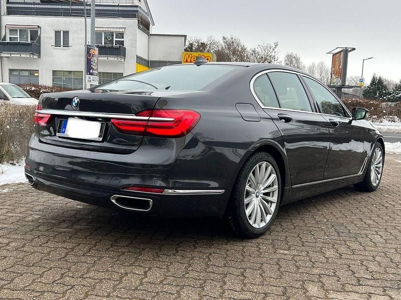 Gebraucht BMW 730 265 PS (194 kW) 2016 Grau Limousine