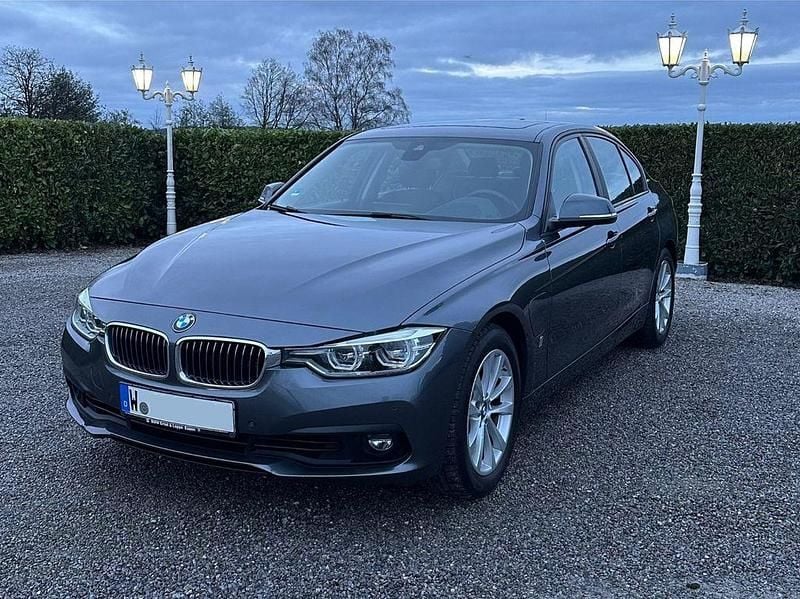 Grau Gebraucht 2018 BMW 330e iPerformance Limousine | 15.990 € (Superpreis) - Bild 1/4