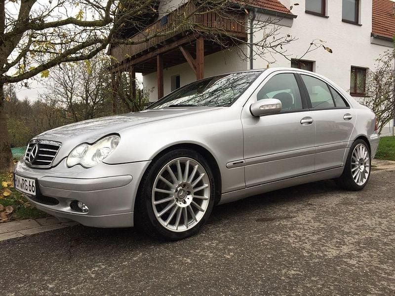 Silber Gebraucht 2003 Mercedes C200 Classic Limousine | 3.100 € (Fairer Preis) - Bild 1/4