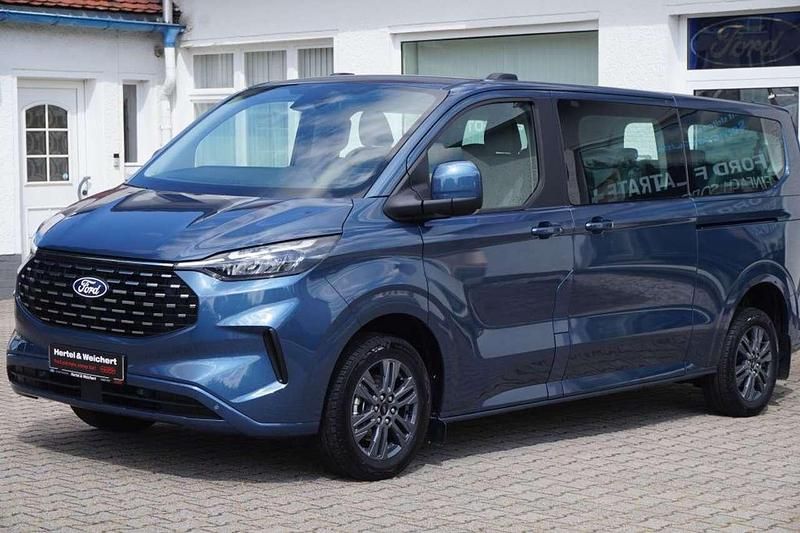 Gebraucht Ford Tourneo Titanium 150 PS (110 kW) 2024 Chrome blue metallic Van / Kleinbus