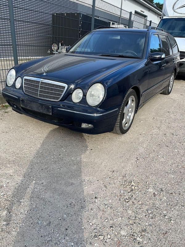 Blau Gebraucht 2000 Mercedes E220 Elegance Kombi | 3.990 € (Superpreis) - Bild 1/4