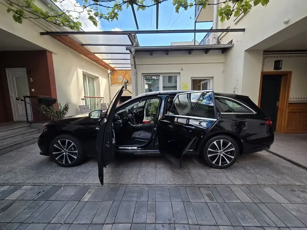 Gebraucht Mercedes E300 194 PS (142 kW) 2022 Schwarz Limousine