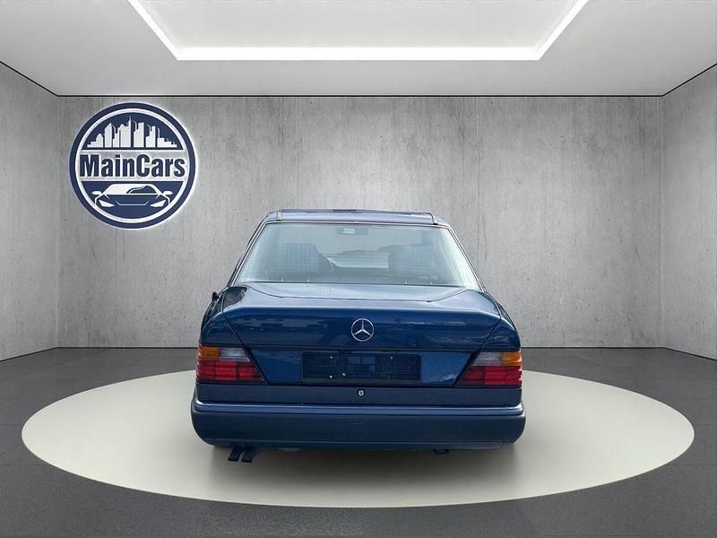 Gebraucht Mercedes E260 160 PS (117 kW) 1990 Blau Limousine