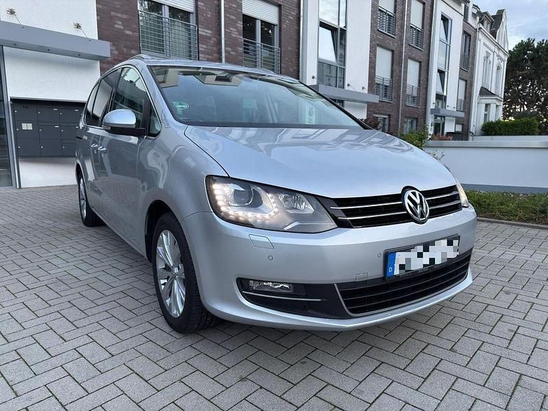 Silber Gebraucht 2015 VW Sharan Highline Van / Kleinbus | 10.849 € (Guter Preis) - Bild 1/4