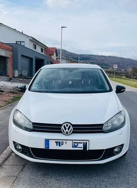 Gebraucht VW Golf VI 105 PS (77 kW) 2011 Weiß Kleinwagen