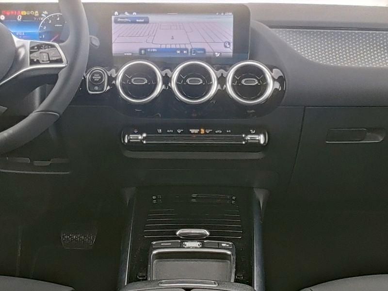 Gebraucht Mercedes B200 Advanced 163 PS (119 kW) 2024 Metalliclack mountaingrau Van / Kleinbus