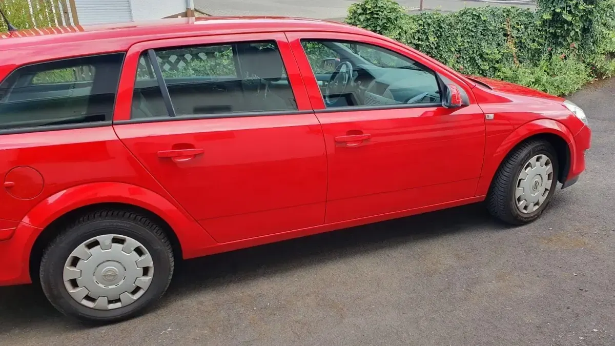 Gebraucht Opel Astra Edition 116 PS (85 kW) 2009 Rot Kombi