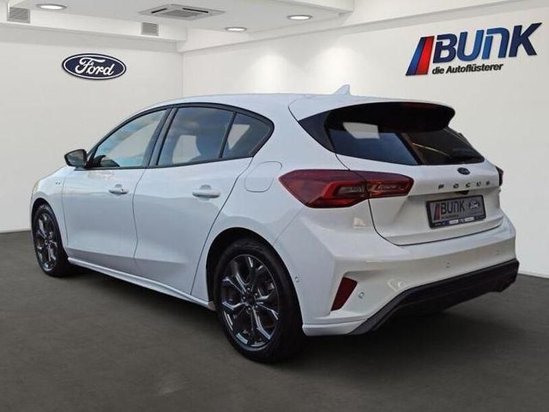Gebraucht Ford Focus ST-Line 125 PS (91 kW) 2023 Frozen white (pn3gz) Limousine