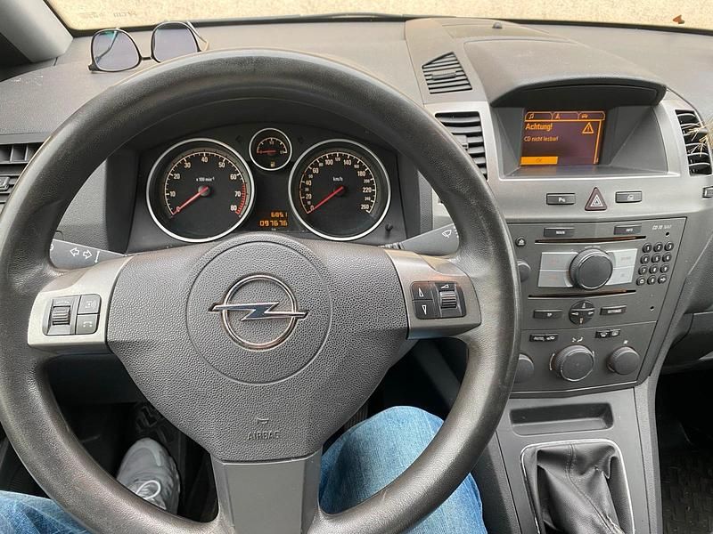Grau Gebraucht 2007 Opel Zafira Van / Kleinbus | 3.500 € - Bild 1/4