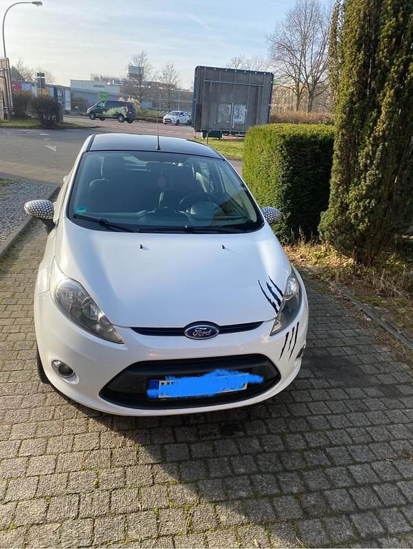 Gebraucht Ford Fiesta 83 PS (61 kW) 2011 Weiß Kleinwagen