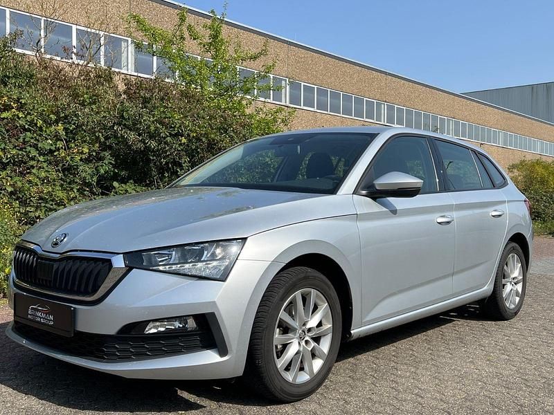 Brilliantsilber Gebraucht 2022 Skoda Scala Cool Plus Kleinwagen | 15.595 € (Guter Preis) - Bild 1/3