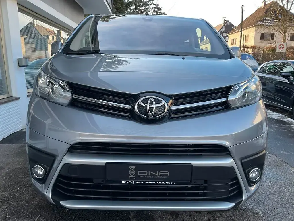 Gebraucht Toyota Proace Verso Team 144 PS (105 kW) 2023 Silber Kombi