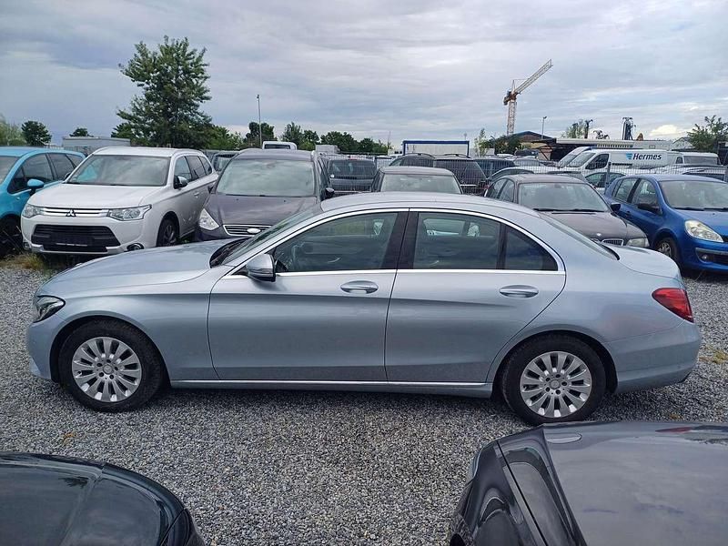 Gebraucht Mercedes C180 Avantgarde 156 PS (114 kW) 2015 Blau Limousine