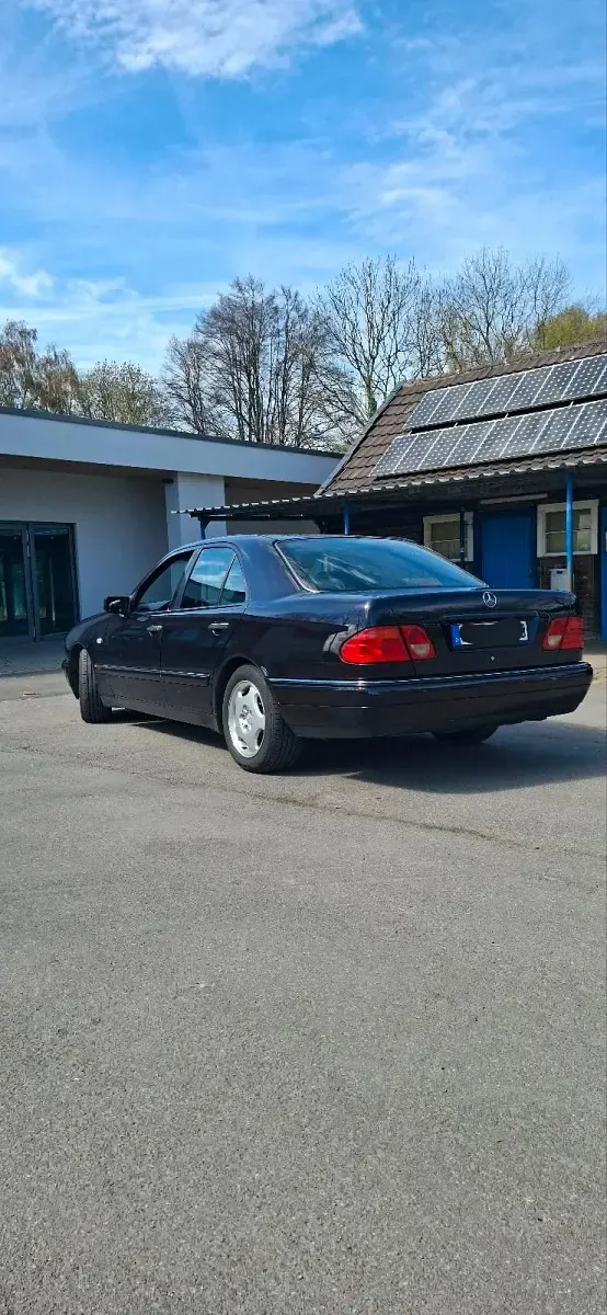 Gebraucht Mercedes E280 Avantgarde 204 PS (150 kW) 1997 Violet Limousine