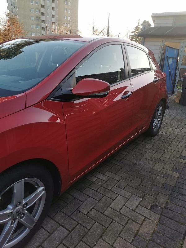 Gebraucht Hyundai i30 99 PS (72 kW) 2013 Rot Limousine