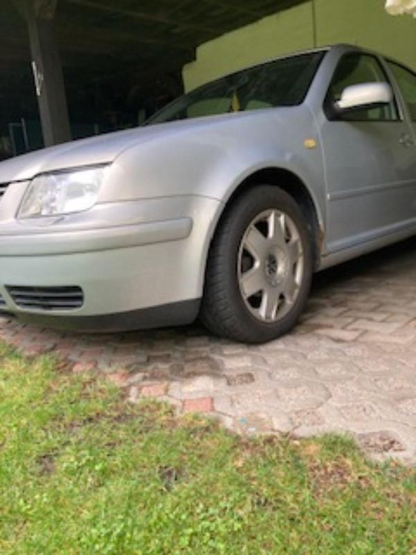 Silber Gebraucht 1998 VW Bora Limousine | 2.500 € (Etwas zu teuer) - Bild 1/4