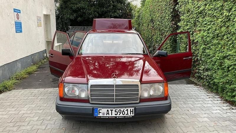 Rot Gebraucht 1987 Mercedes 230 Limousine | 3.500 € - Bild 1/4