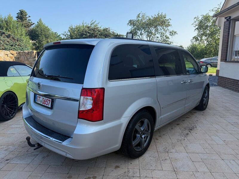 Gebraucht Lancia Voyager Gold 163 PS (119 kW) 2011 Colore esterno (bright silver) Van / Kleinbus