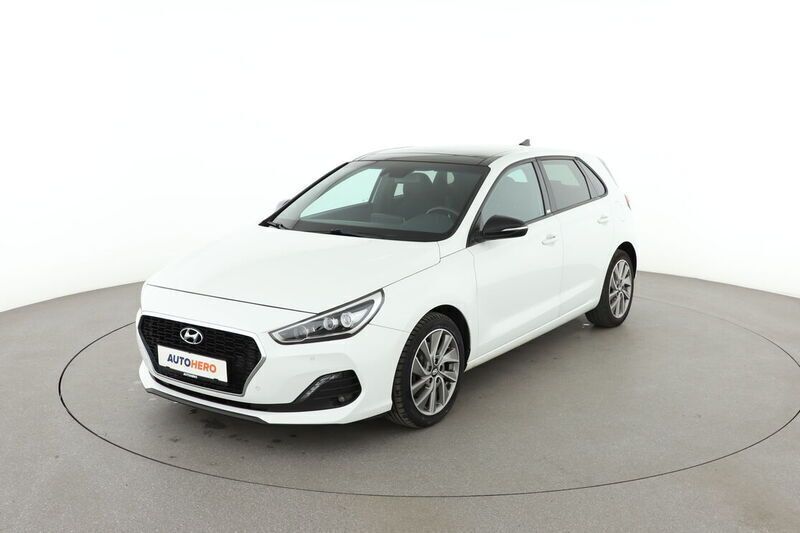 Weiß Gebraucht 2018 Hyundai i30 Passion Plus Limousine | 16.050 € (Fairer Preis) - Bild 1/4