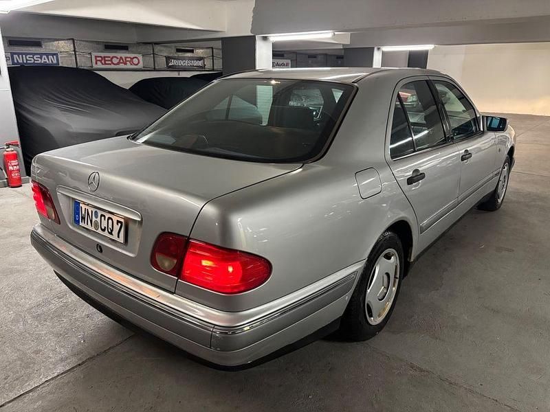 Gebraucht Mercedes E200 Classic 136 PS (100 kW) 1997 Silber Limousine