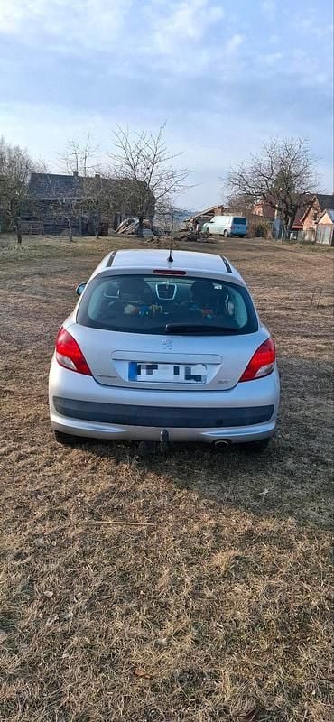 Gebraucht Peugeot 207 95 PS (69 kW) 2010 Silber Kleinwagen