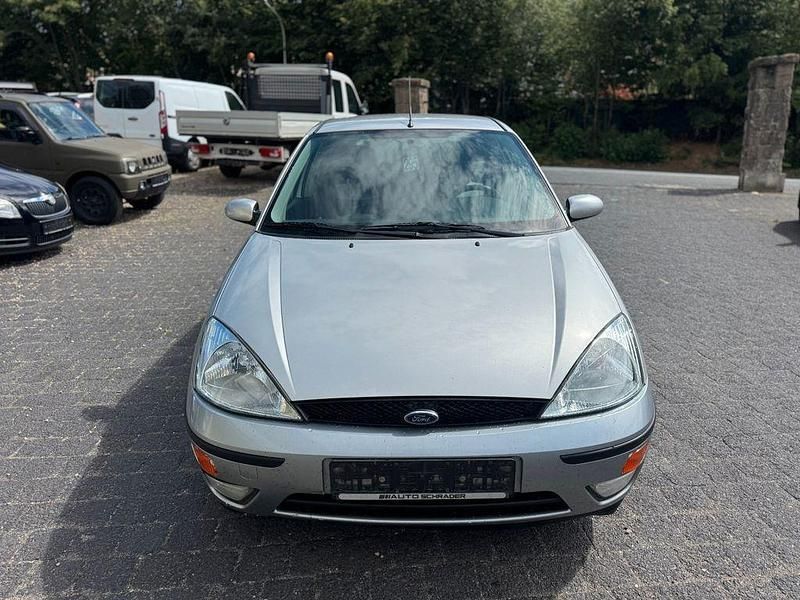 Grau Gebraucht 2000 Ford Focus Futura Limousine | 1.699 € (Guter Preis) - Bild 1/4
