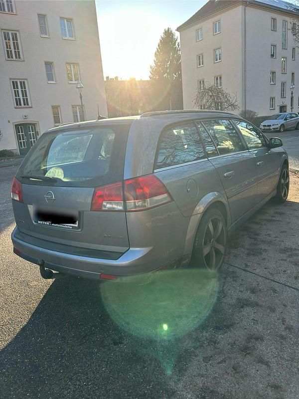 Grau Gebraucht 2004 Opel Vectra Kombi | 1.000 € (Guter Preis) - Bild 1/4