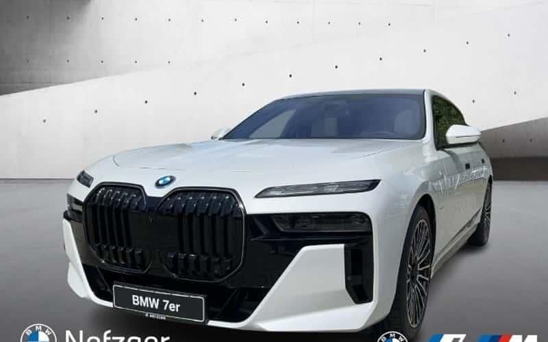 Weiß Gebraucht 2025 BMW 550e Shadowline Kombi | 123.321 € - Bild 1/4