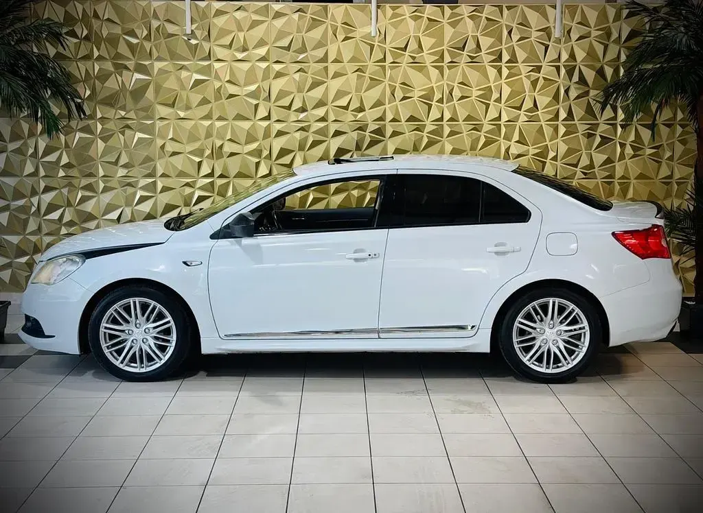 Gebraucht Suzuki Kizashi Sport 178 PS (130 kW) 2012 Weiß Limousine