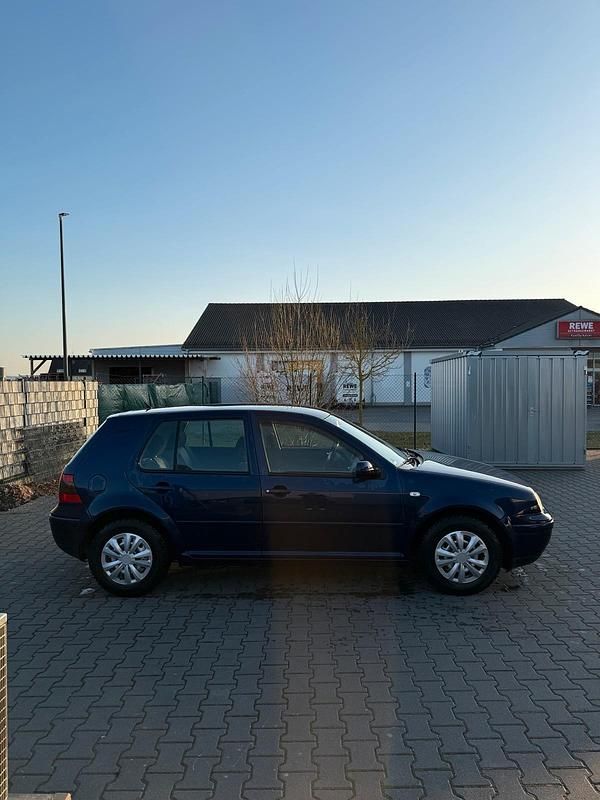 Gebraucht VW Golf IV 101 PS (74 kW) 2002 Blau Kleinwagen