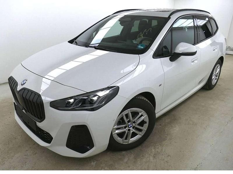 Alpinweiss 3 Gebraucht 2023 BMW 220 M Sport Van / Kleinbus | 31.440 € (Guter Preis) - Bild 1/4