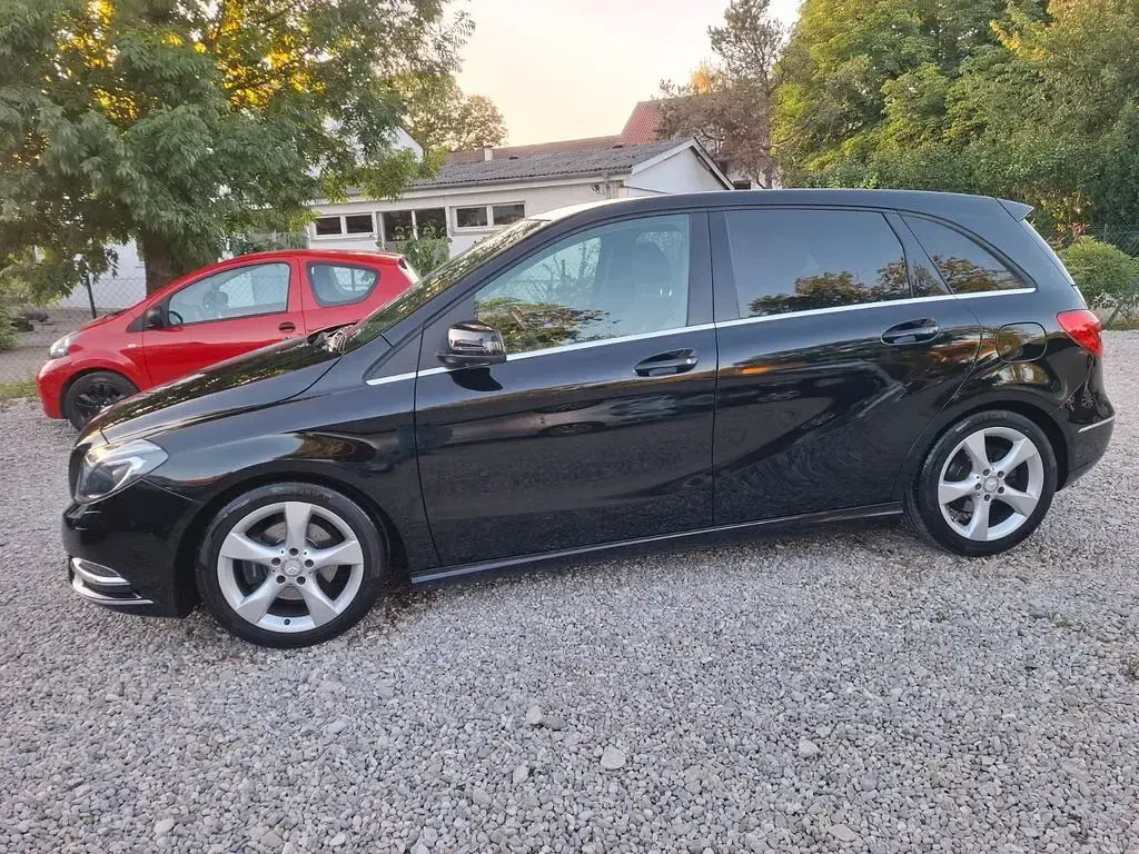 Gebraucht Mercedes B180 122 PS (89 kW) 2014 Schwarz Kleinwagen