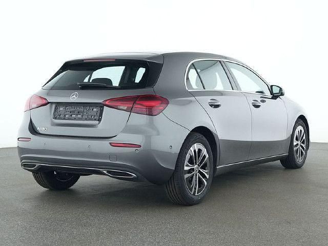 Grau / mountaingrau Gebraucht 2024 Mercedes A180 Advanced Limousine | 29.530 € (Fairer Preis) - Bild 1/4