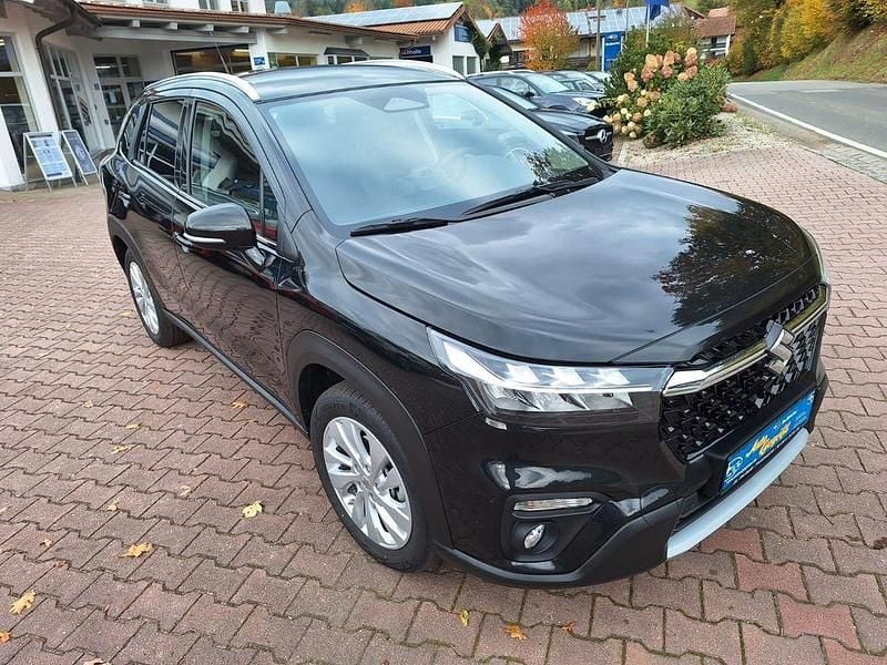 Cosmic black pearl Gebraucht 2024 Suzuki SX4 S-Cross Comfort+ SUV | 23.900 € (Guter Preis) - Bild 1/4