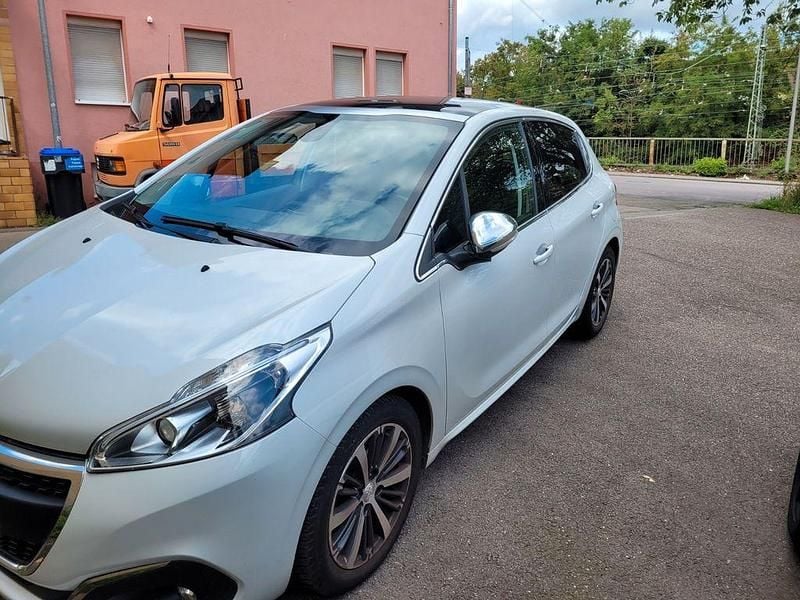 Weiß Gebraucht 2017 Peugeot 208 Allure Kleinwagen | 9.599 € (Fairer Preis) - Bild 1/3