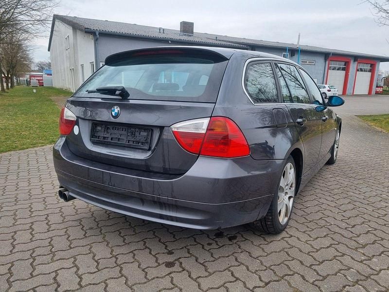 Gebraucht BMW 330 Sport Line 258 PS (189 kW) 2006 Grau metallic Kombi