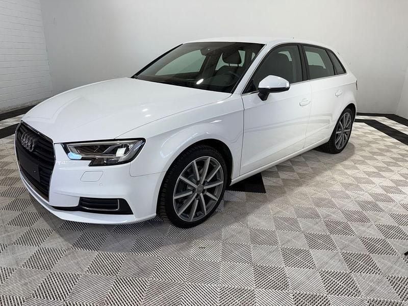 Weiß Gebraucht 2019 Audi A3 Sportback Sport Kleinwagen | 19.039 € (Fairer Preis) - Bild 1/4