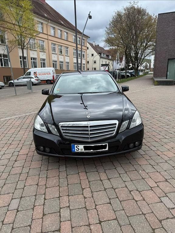 Gebraucht Mercedes E220 170 PS (125 kW) 2010 Schwarz Limousine