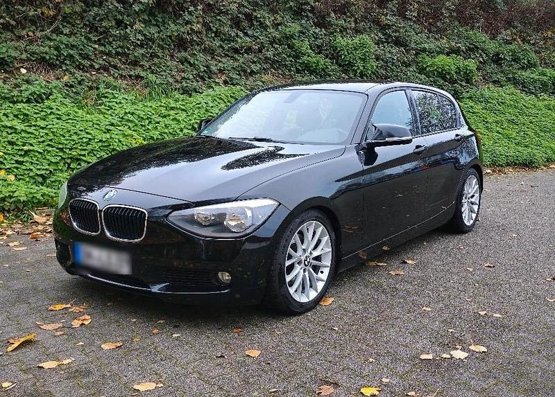 Schwarz Gebraucht 2011 BMW 120 Sport Line Kleinwagen | 8.900 € (Fairer Preis) - Bild 1/4