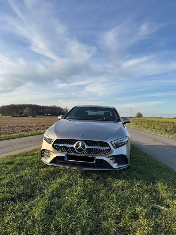 Silber Gebraucht 2019 Mercedes A220 AMG line Limousine | 25.000 € (Fairer Preis) - Bild 1/4