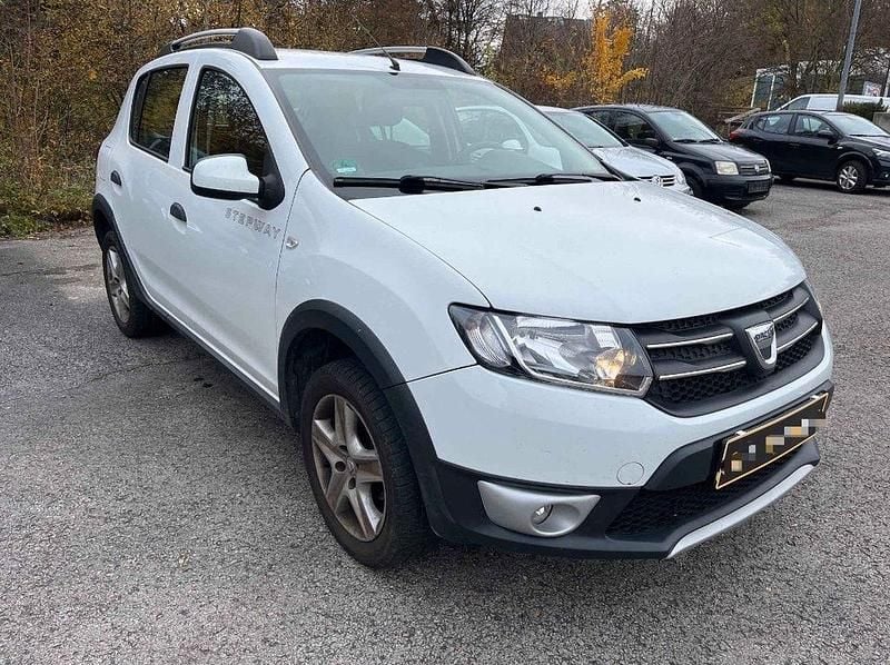 Weiß Gebraucht 2014 Dacia Sandero Stepway Limousine | 5.990 € (Guter Preis) - Bild 1/4