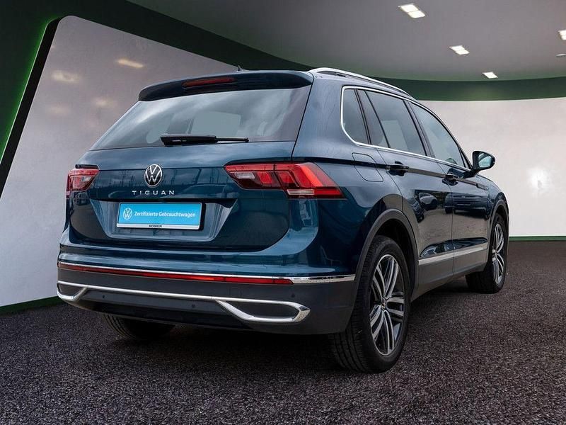 Gebraucht VW Tiguan Elegance 150 PS (110 kW) 2023 Blau / nightshade blue (metallic) SUV