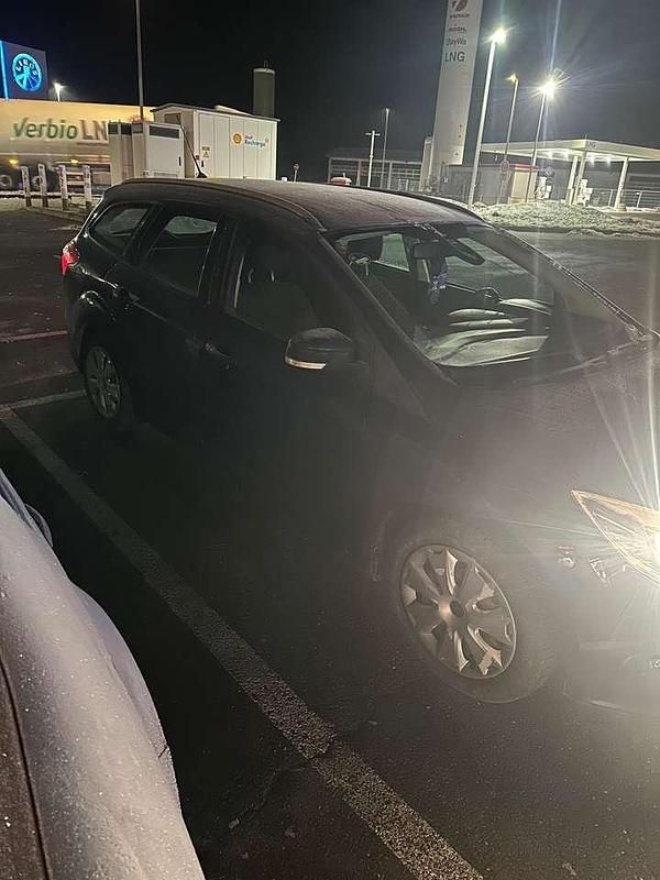 Blau Gebraucht 2011 Ford Focus Kombi | 3.300 € (Fairer Preis) - Bild 1/4