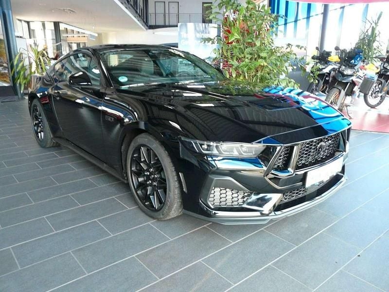 Absolut black Neu 2025 Ford Mustang GT Fastback Coupé | 56.134 € (Fairer Preis) - Bild 1/4