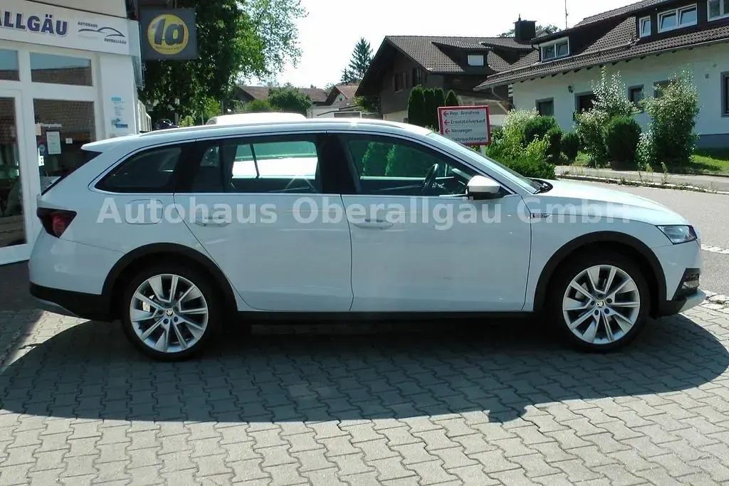 Gebraucht Skoda Octavia Scout 4x4 150 PS (110 kW) 2021 Weiß Kombi