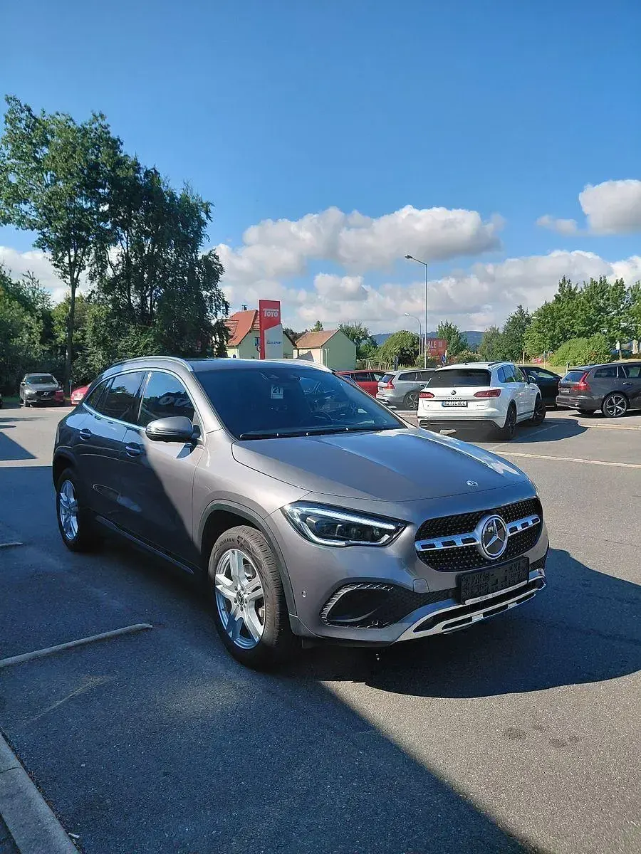 Gebraucht Mercedes GLA200 163 PS (119 kW) 2020 Grau SUV