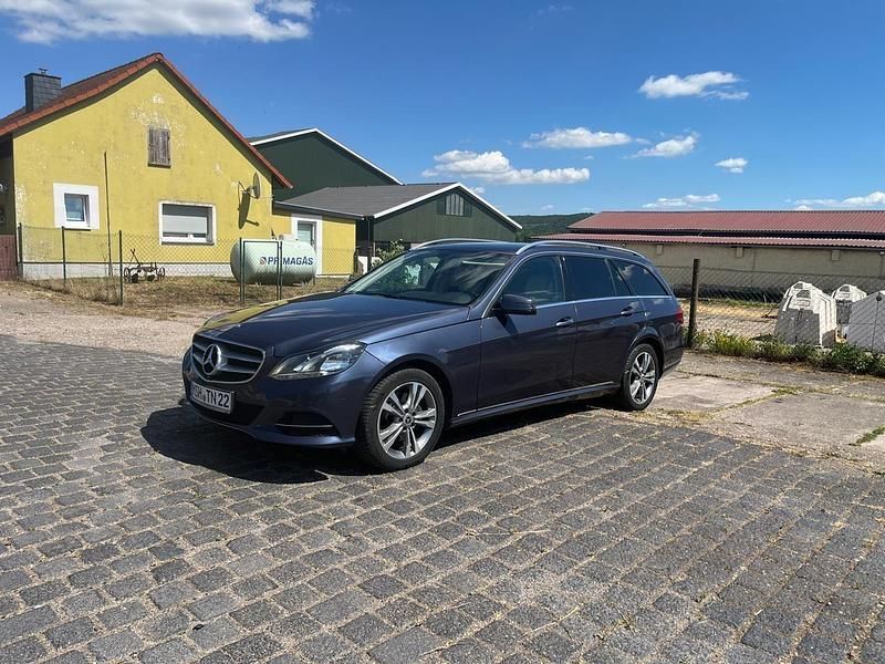 Blau Gebraucht 2014 Mercedes E300 Kombi | 9.500 € (Guter Preis) - Bild 1/4