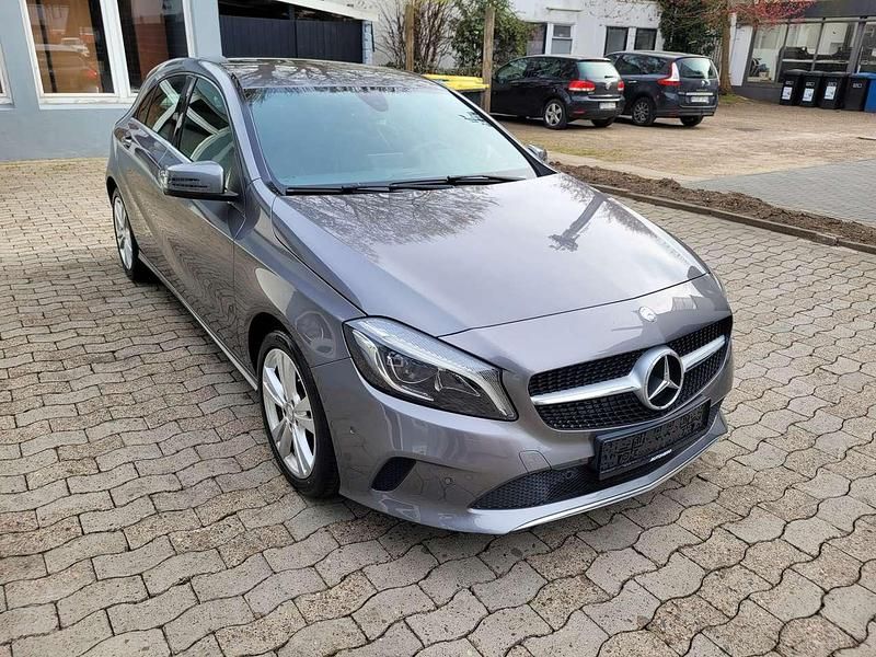 Gebraucht Mercedes A180 122 PS (89 kW) 2016 Mountaingrau  met. Kleinwagen