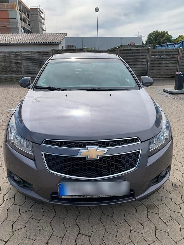 Grau Gebraucht 2013 Chevrolet Cruze Limousine | 3.000 € (Fairer Preis) - Bild 1/4